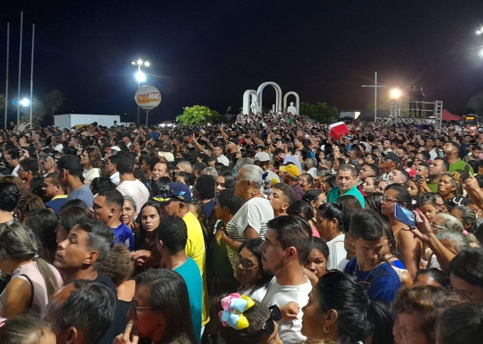 Milhares de pessoas acompanham o show do padre Fábio de Melo na Grande Natal — Foto: Vanessa Camilo / Inter TV Cabugi