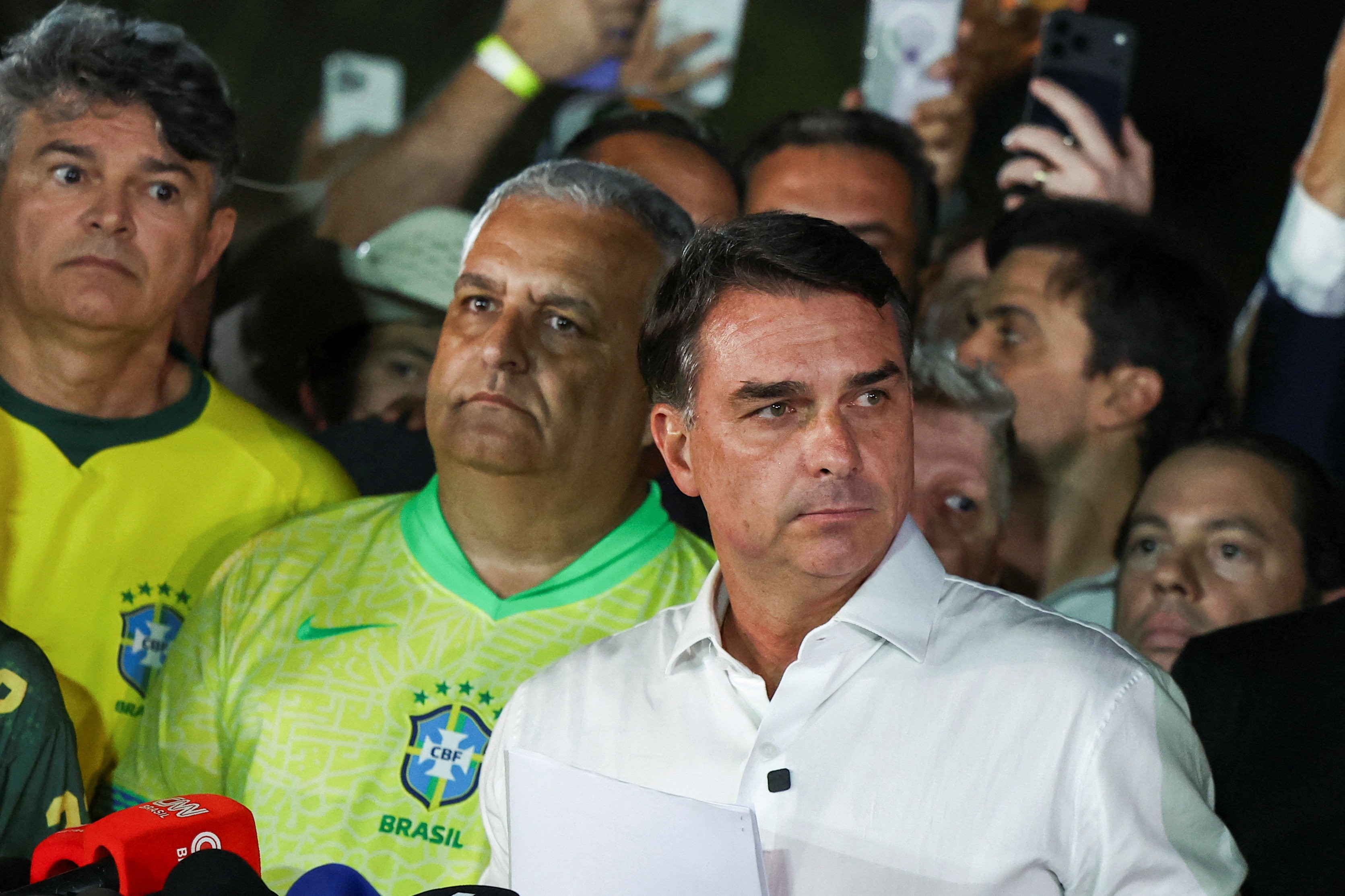 Inquéritos que miram Flávio podem seguir no STF mesmo após perda do foro