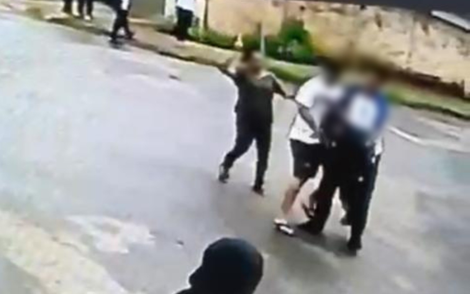 Vídeo mostra quando colegas tentam socorrer estudante que morreu após ser esfaqueado na porta de escola durante briga
