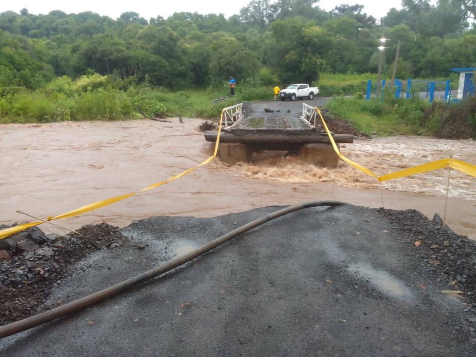 Chuva derruba pontes construídas após enchente e deixa comunidade isolada no RS