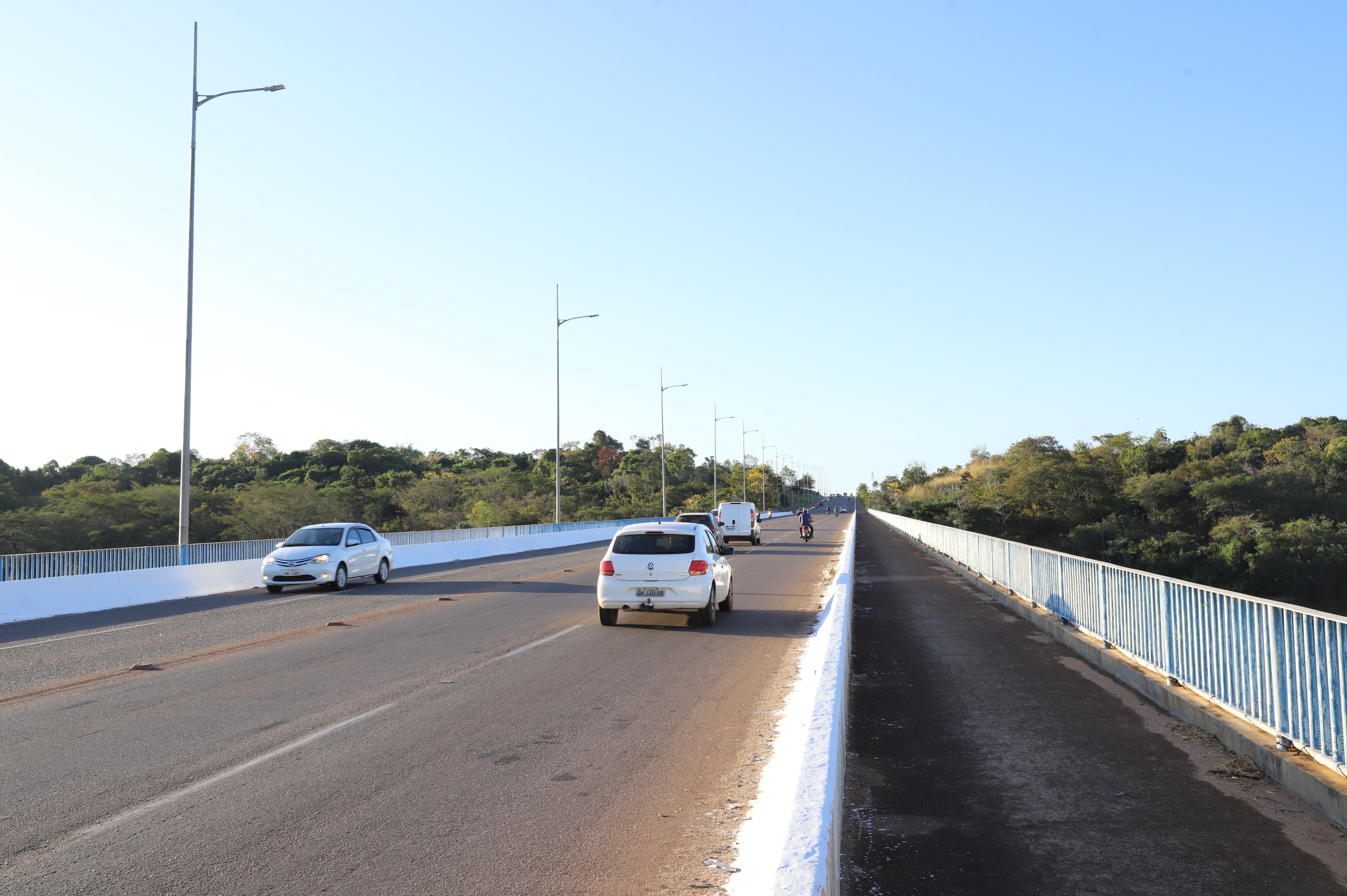 Jovem é assassinado a tiros e adolescente fica ferida em ponte de Palmas