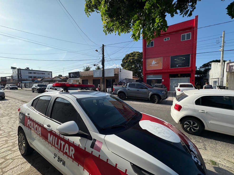 Viatura da Polícia Militar na rua em que o feminicídio aconteceu, no bairro do Valentina, em João Pessoa — Foto: Diogo Pinheiro/TV Cabo Branco