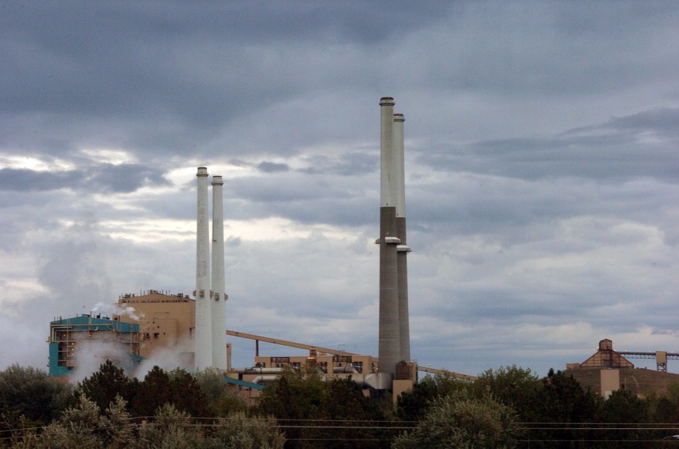 Imagem mostra usina termelétrica movida a carvão na região de Montana, nos Estados Unidos. — Foto: AP 