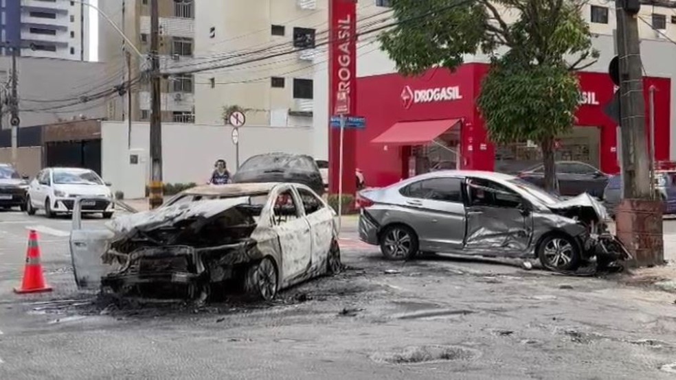 Colisão entre carros no cruzamento da Avenida Rui Barbosa com a Rua Pereira Filgueiras, no Bairro Meireles, em Fortaleza. — Foto: William Santos/ SVM