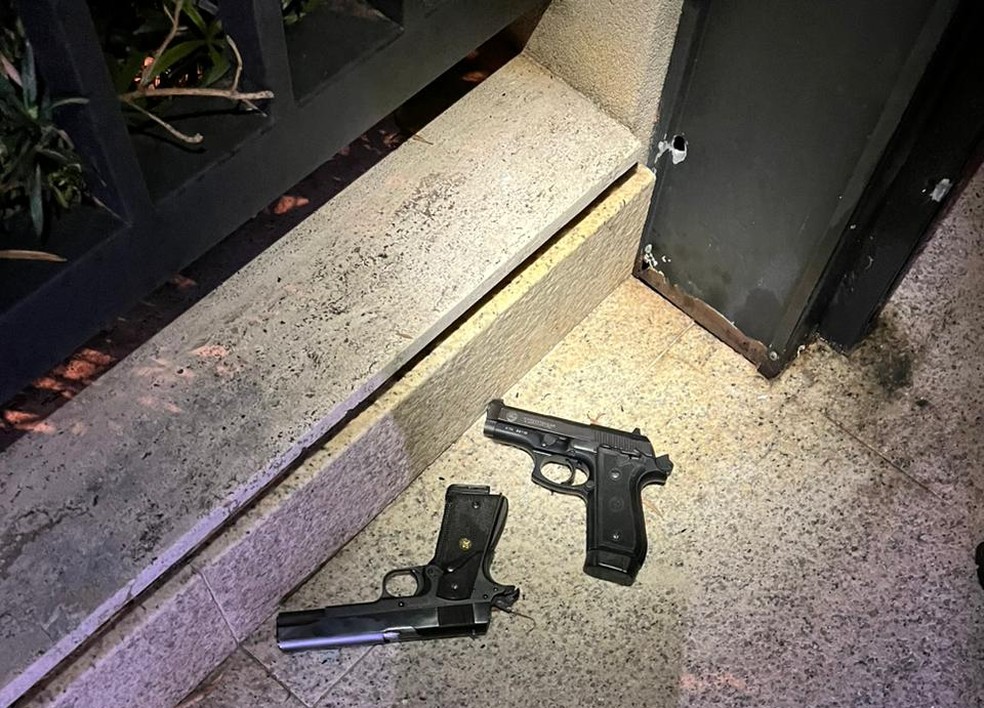 Duas armas apreendidas que estavam com empresário, segundo a polícia. Ao lado marcas dos disparos — Foto: Reprodução/Redes sociais