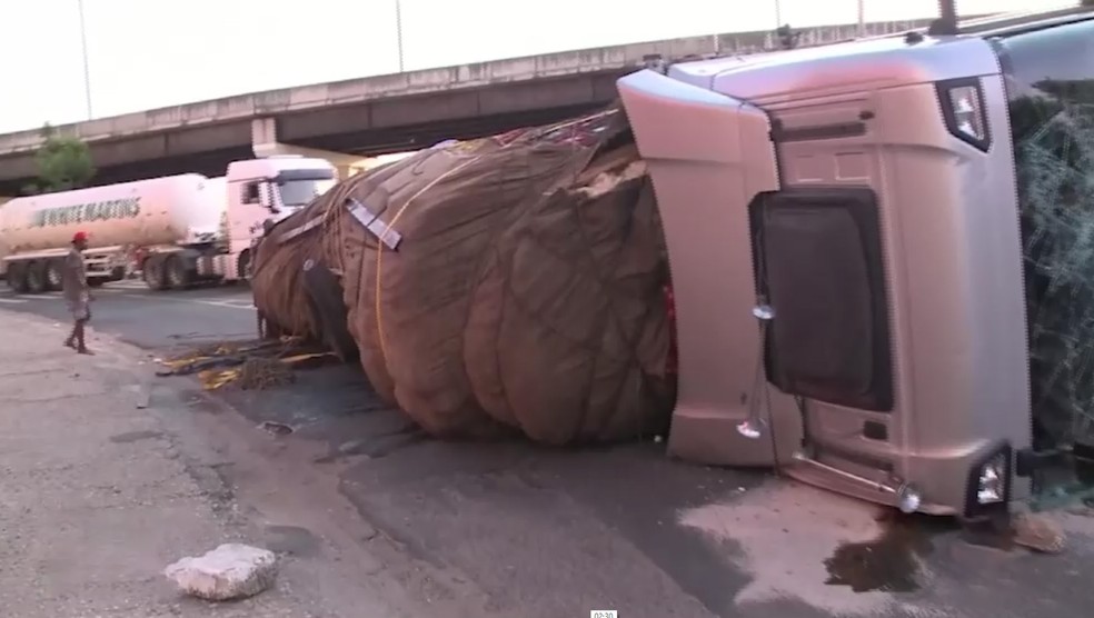 Caminhão tomba próximo a viaduto da Miguel Rosa, na Zona Sul de Teresina — Foto: Reprodução/TV Clube