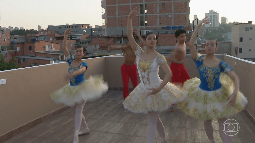 Ballet de Paraisópolis tem 2 mil crianças e adolescente na fila por uma vaga — Foto: Jornal Nacional