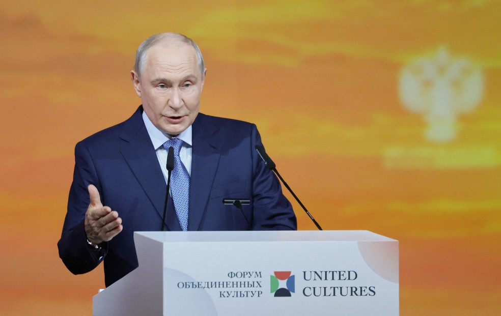 O presidente russo Vladimir Putin discursa no 12º Fórum Internacional das Culturas Unidas de São Petersburgo, na Rússia — Foto: REUTERS/Anastasia Barashkova