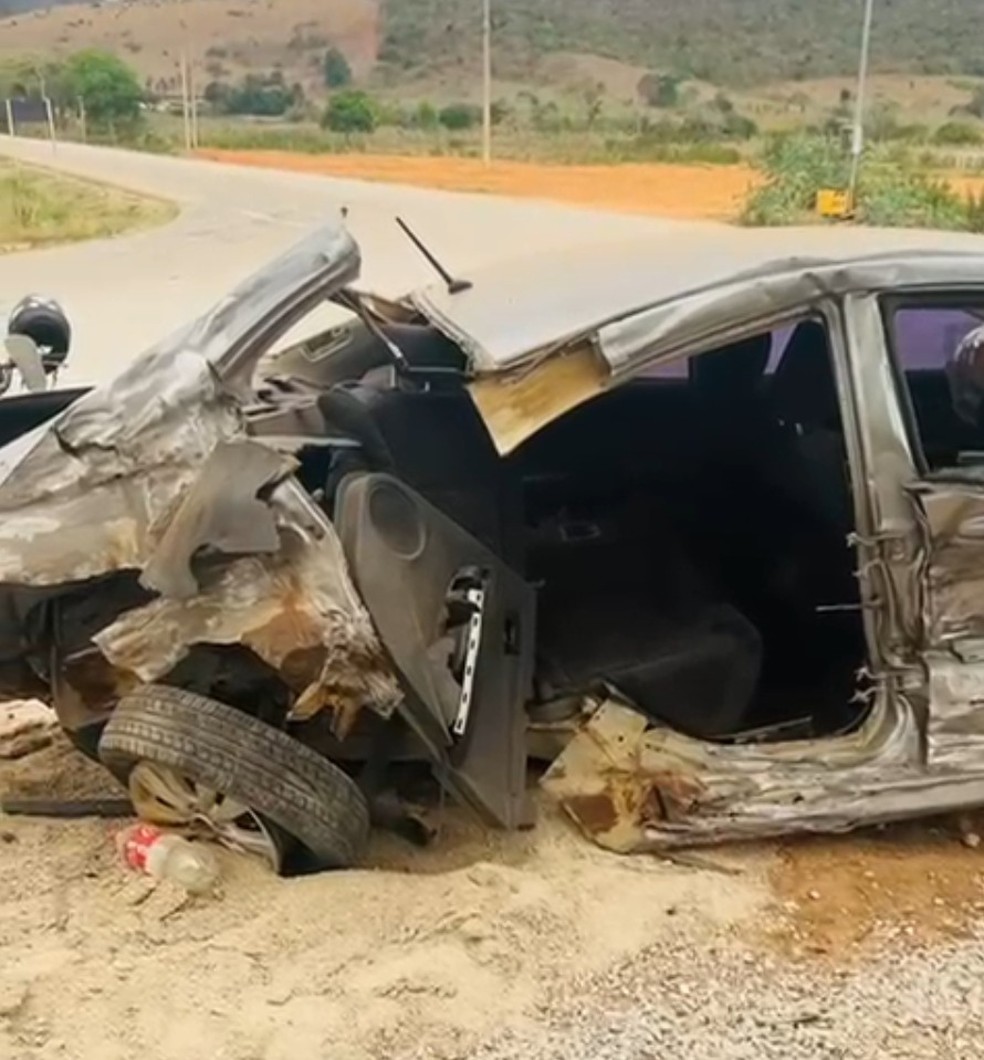 Carro atingido pela moto na MG-217 ficou com a traseira destruída — Foto: Reprodução/Redes Sociais