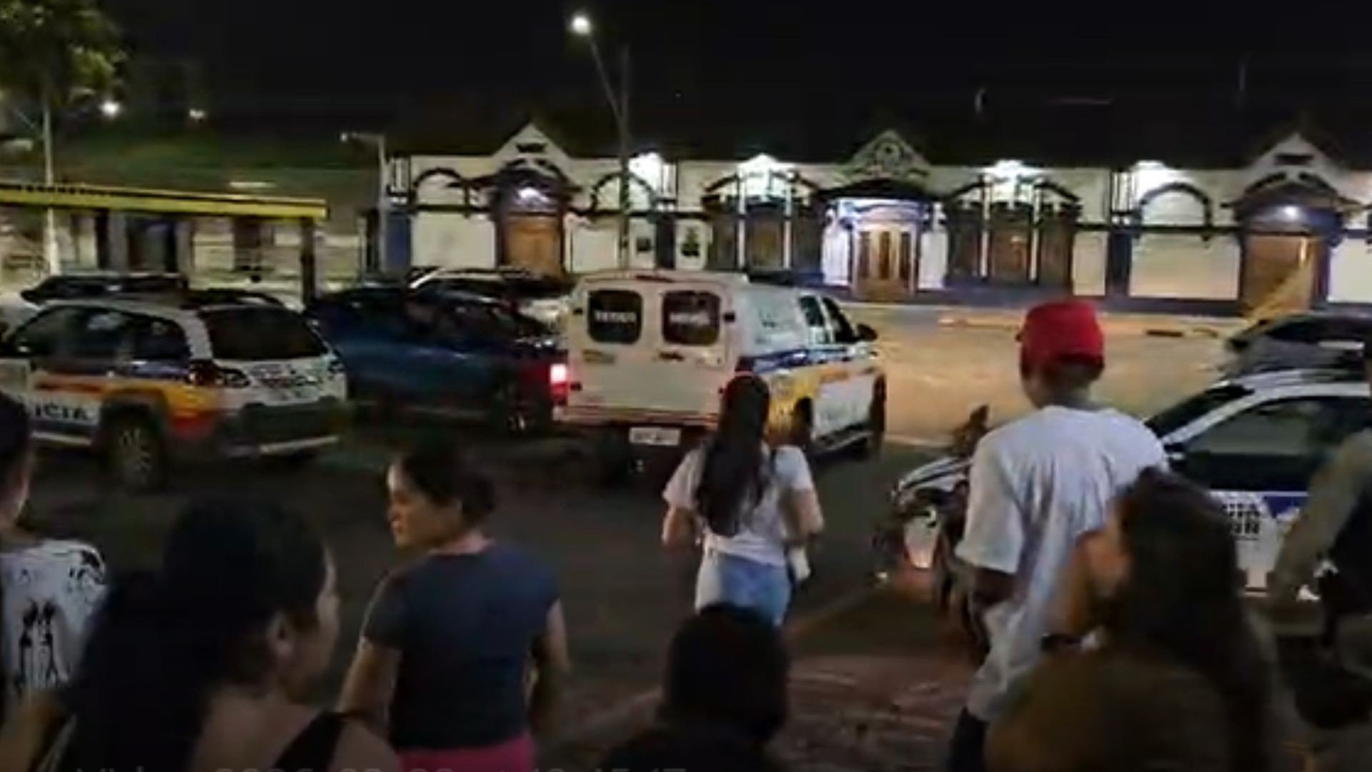 VÍDEO: Prisão de homem flagrado atirando em cachorro da família gera protestos em frente à delegacia em MG