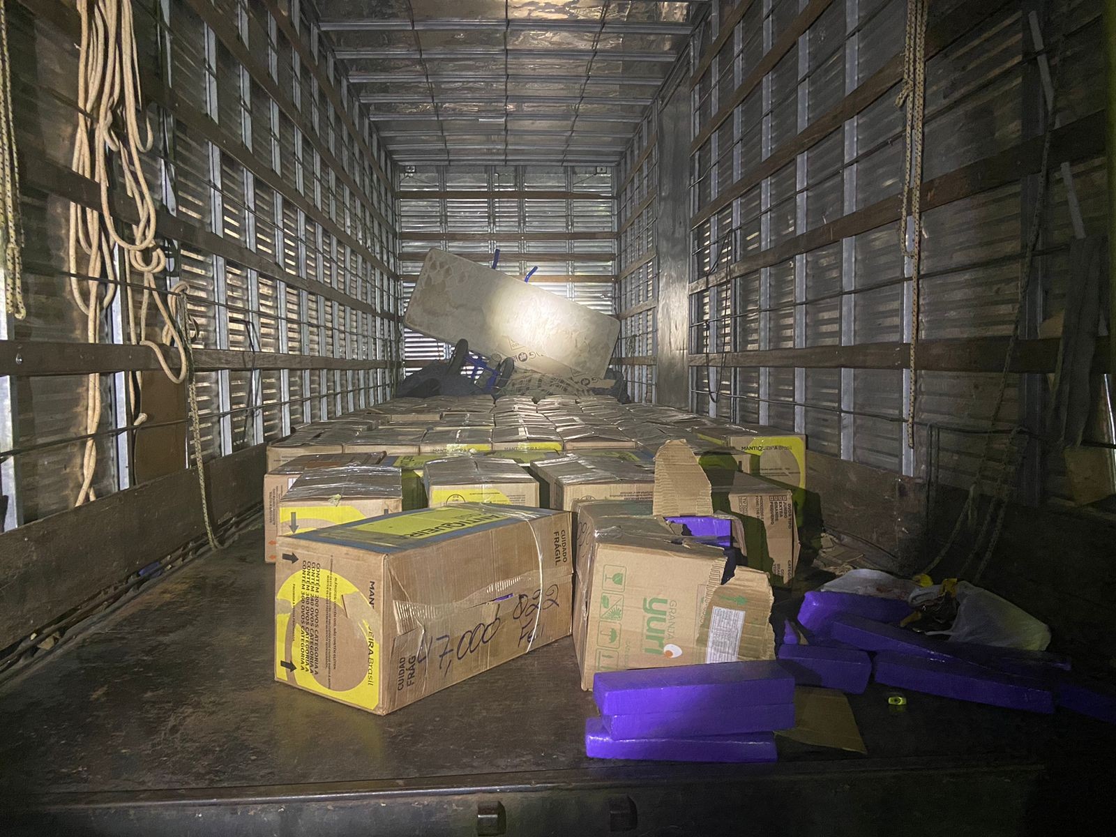 Cerca de 2,5 toneladas de maconha são encontradas dentro de caminhão em Uberlândia