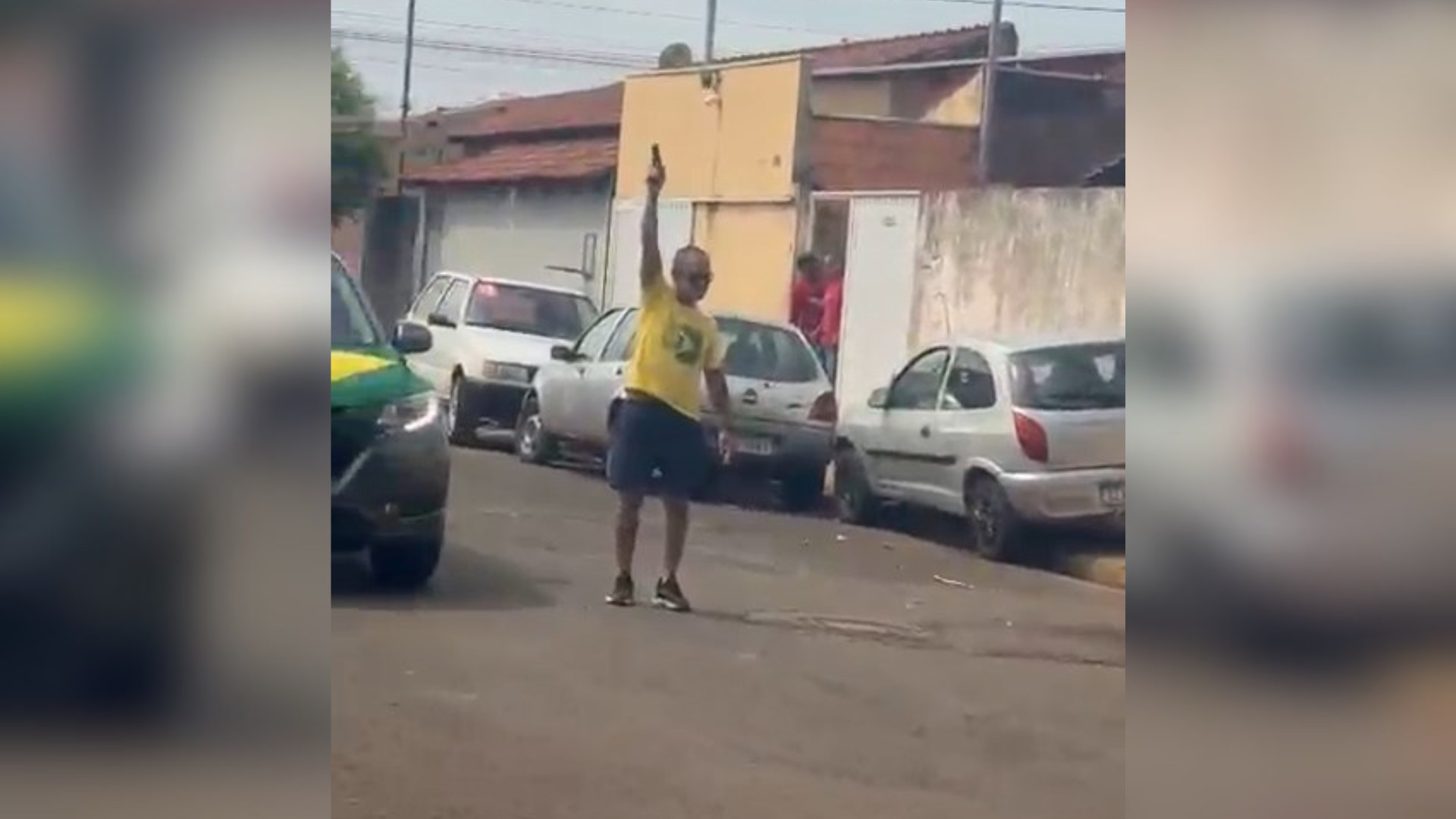 VÍDEO: Policial militar aposentado dá tiro no meio da rua em cidade do interior de MG