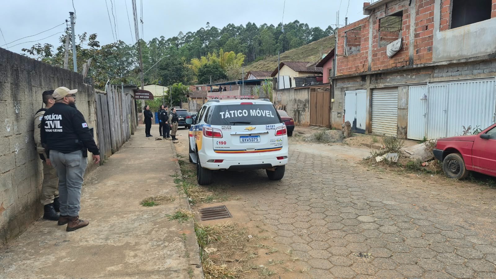 Operação prende cinco suspeitos e apreende armas e drogas em Viçosa e Ubá