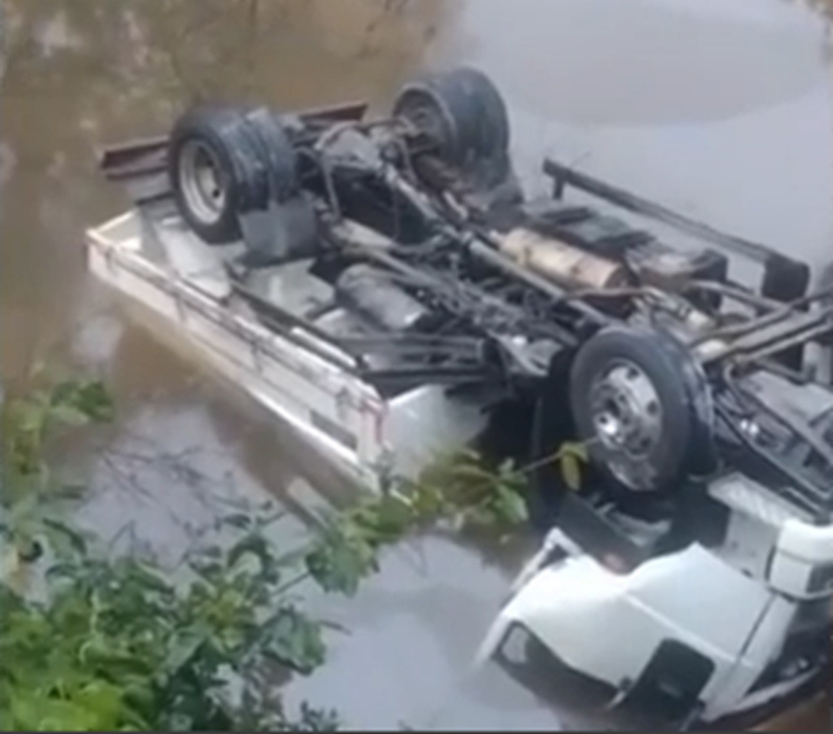 Caminhão cai em rio após colisão