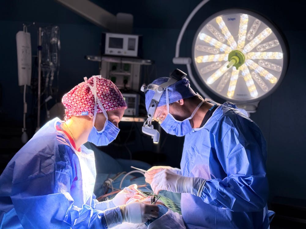 Cardiologistas implantam prótese cardíaca em cirurgia rara
