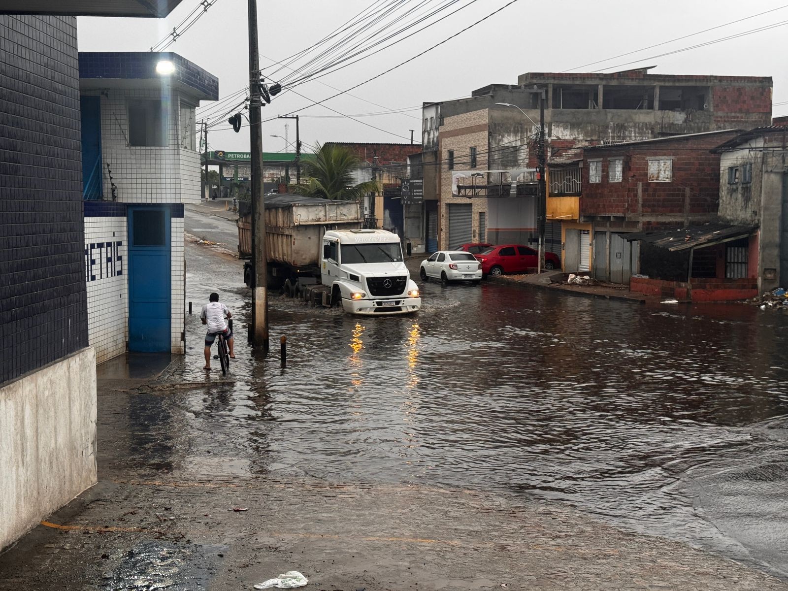 Chuva causa alagamento de vias em Natal; veja pontos