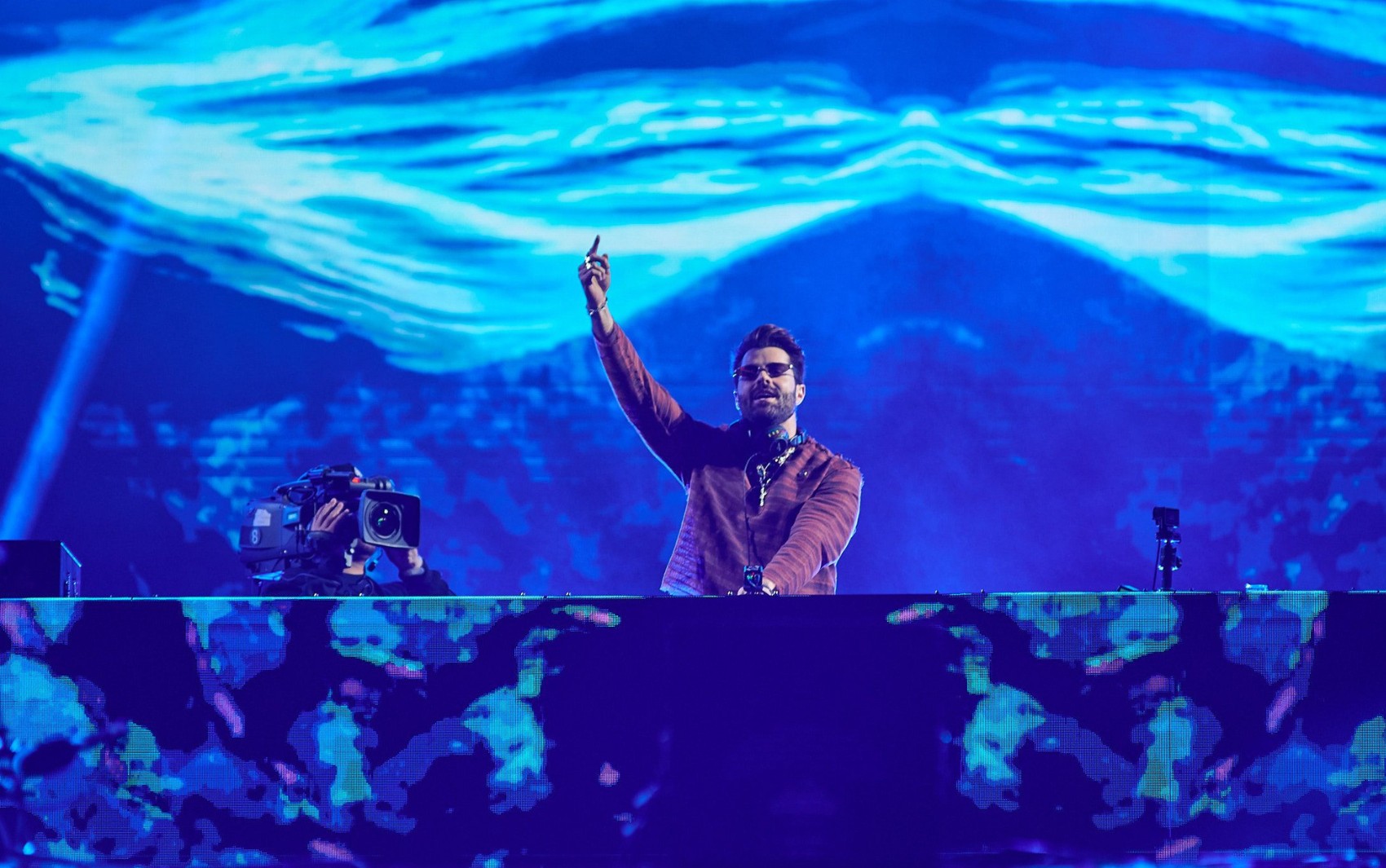 Alok eletriza a arena de Barretos com show de drones, pirotecnia e participação de Ana Castela