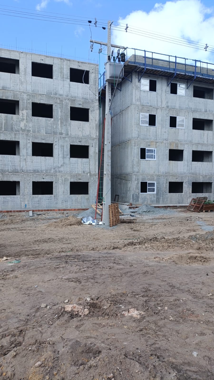 Eletricista morre após cair de poste durante obra em condomínio, em João Pessoa