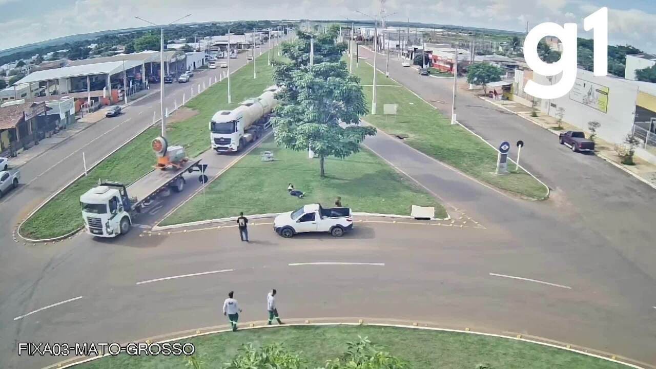 VÍDEO: homem agride companheira em rotatória de MT e policiais intervém 