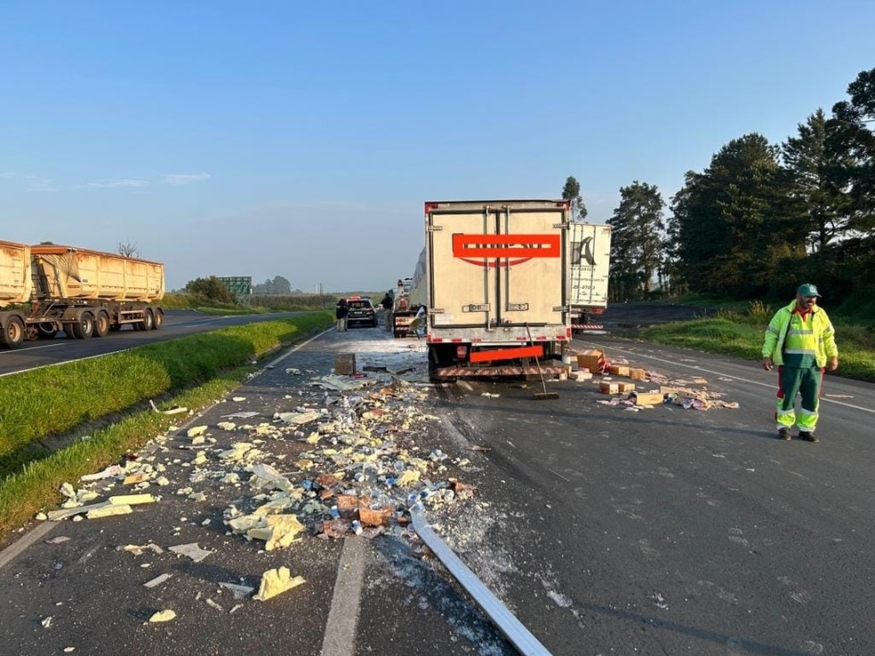 Uma pessoa morre em acidente entre dois caminhões em Palmeira — Foto: PRF