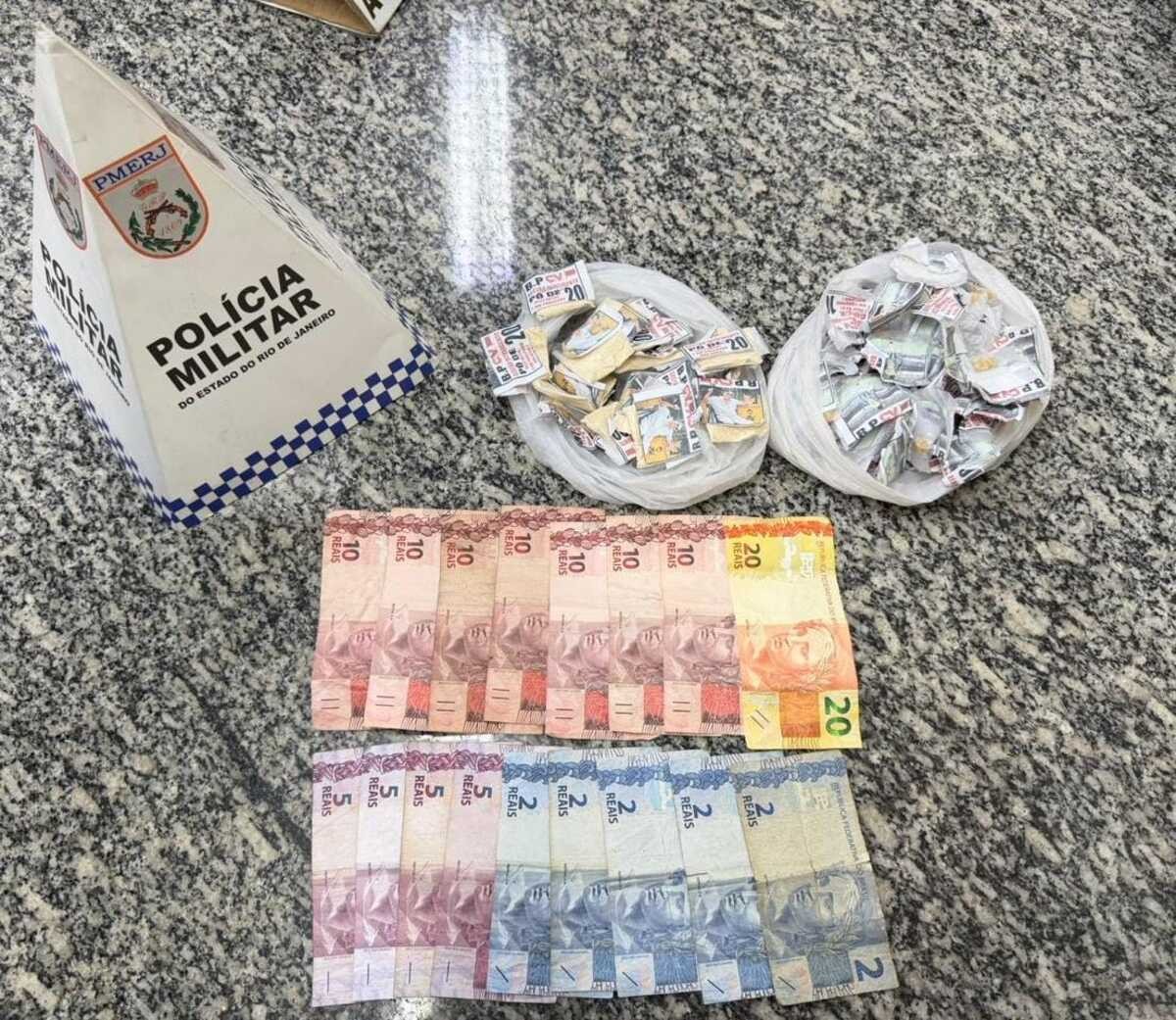 Jovem é presa por suspeita de tráfico de drogas em Barra do Piraí