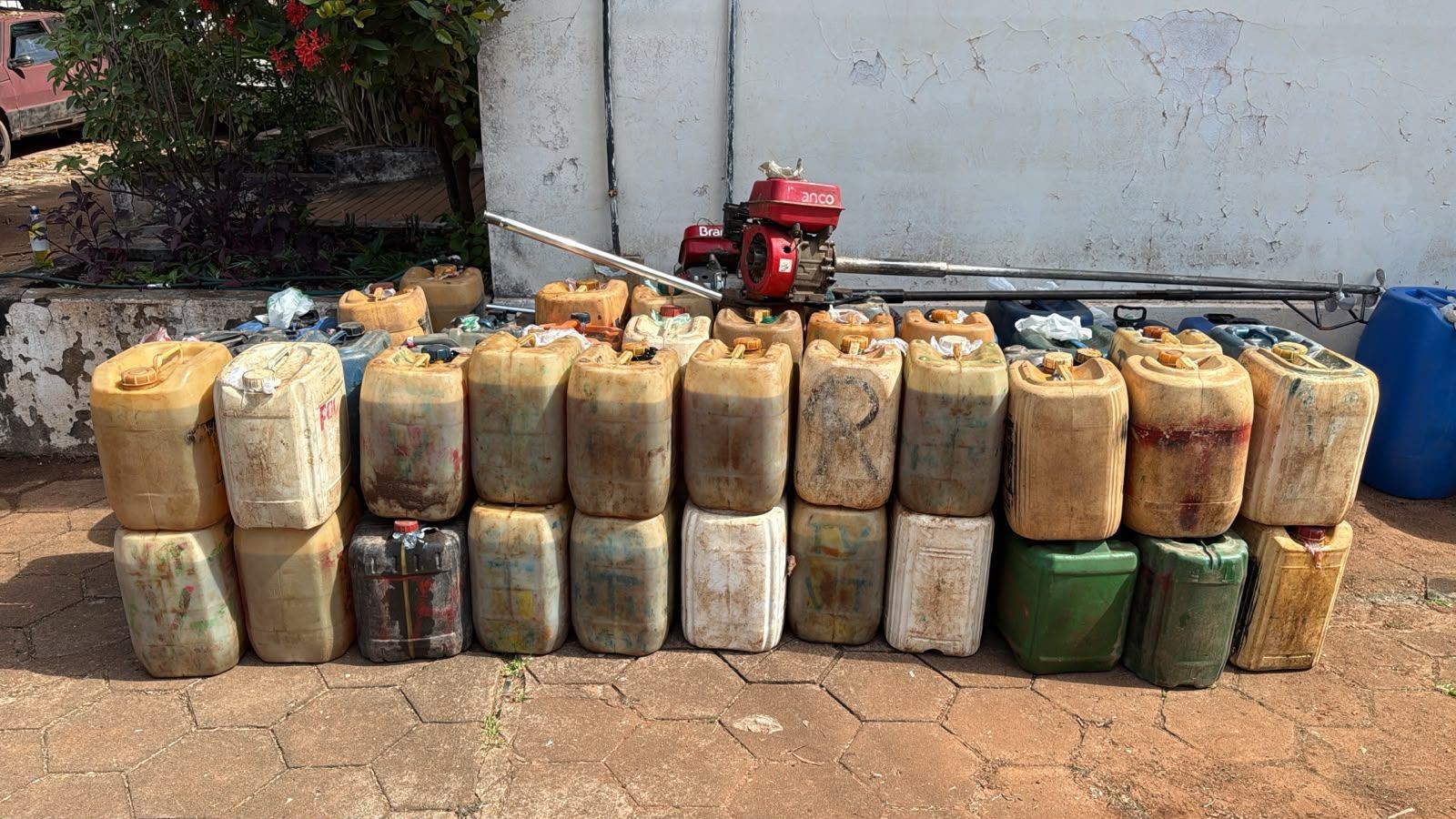 Quase 2 mil litros de combustível contrabandeado são apreendidos na fronteira entre Brasil e Bolívia 