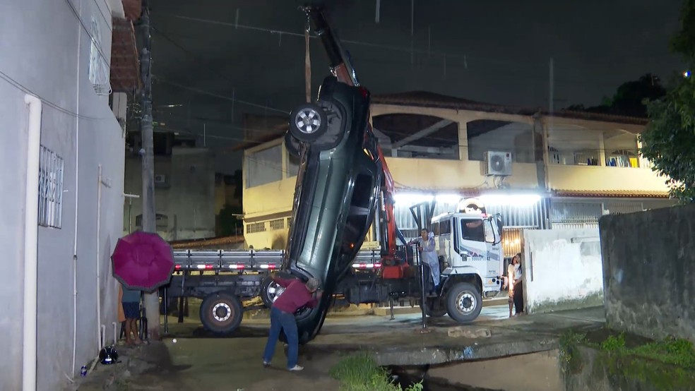 Carro cai dentro de valão e passageiro fica ferido em Cariacica, Espírito Santo — Foto: Reprodução/TV Gazeta