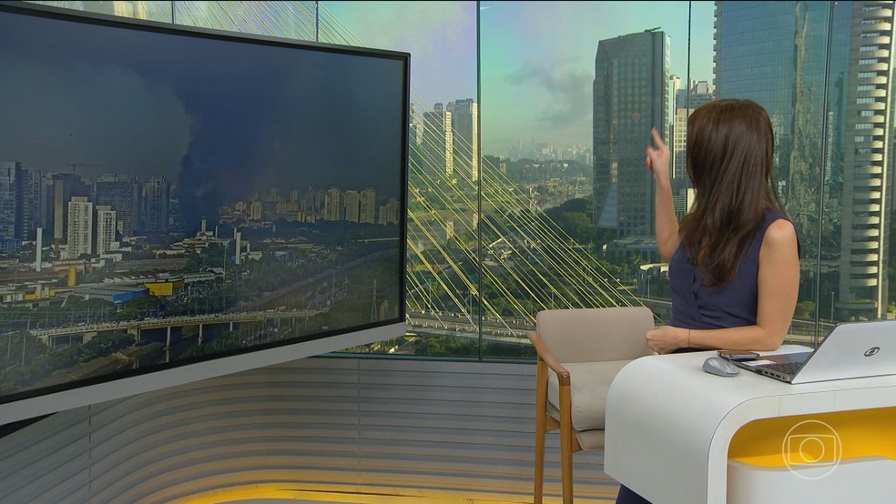 Queda do avião fez surgir uma cortina de fumaça que cobriu parte da Zona Oeste e pôde ser vista ao vivo do estúdio do Bom Dia São Paulo, na Zona Sul da capital — Foto: Reprodução/TV Globo