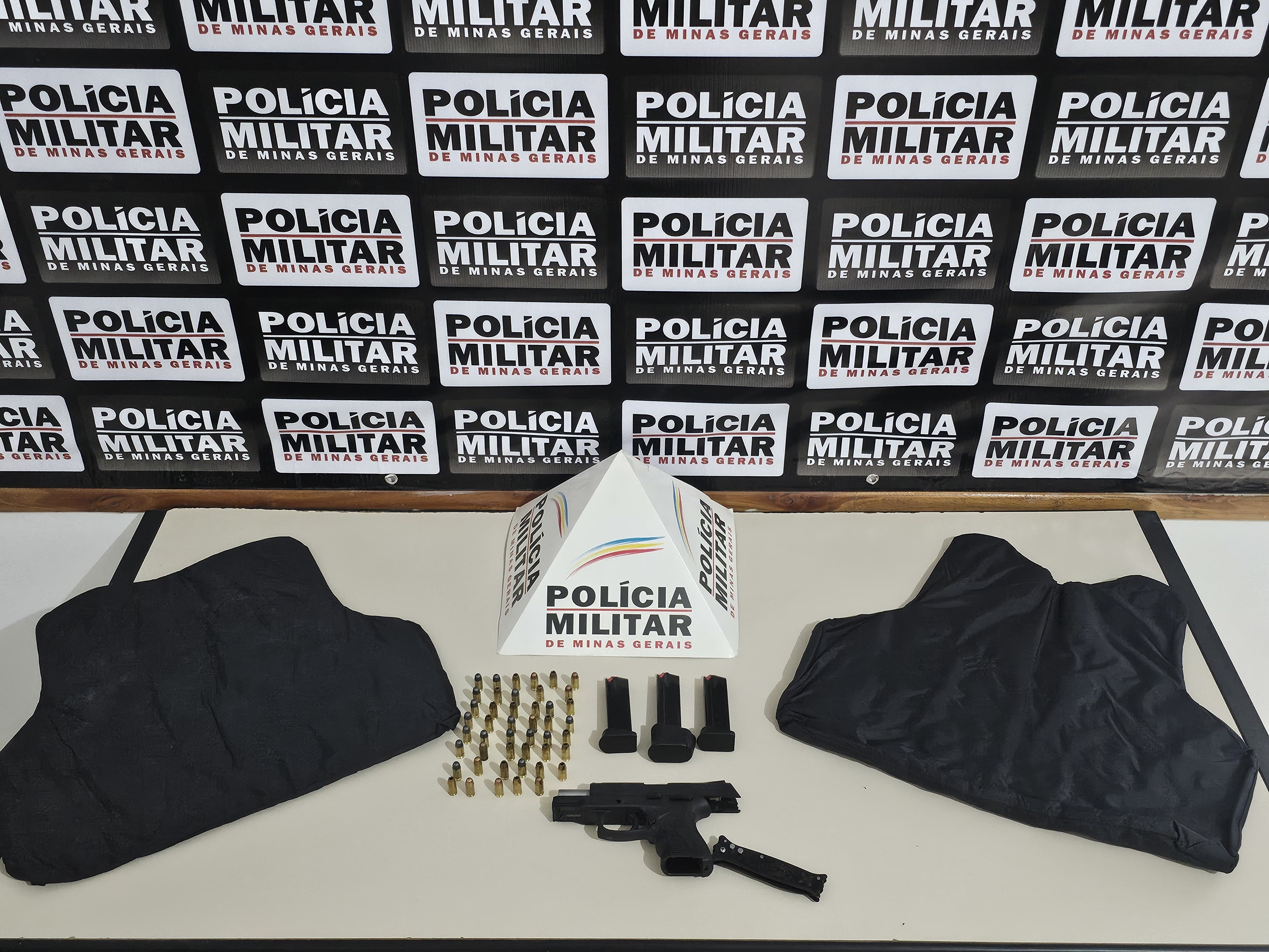 Homem é preso com arma, carregadores, 46 munições e partes de coletes à prova de balas em São Romão 