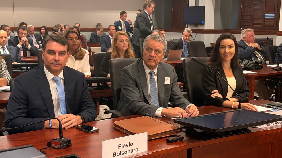 Senador Flávio Bolsonaro em audiência dos EUA contra tarifas — Foto: Divulgação