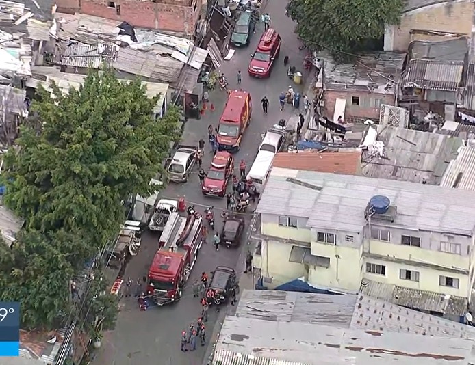 Homem é eletrocutado e fica preso em poste de energia na Zona Norte de SP