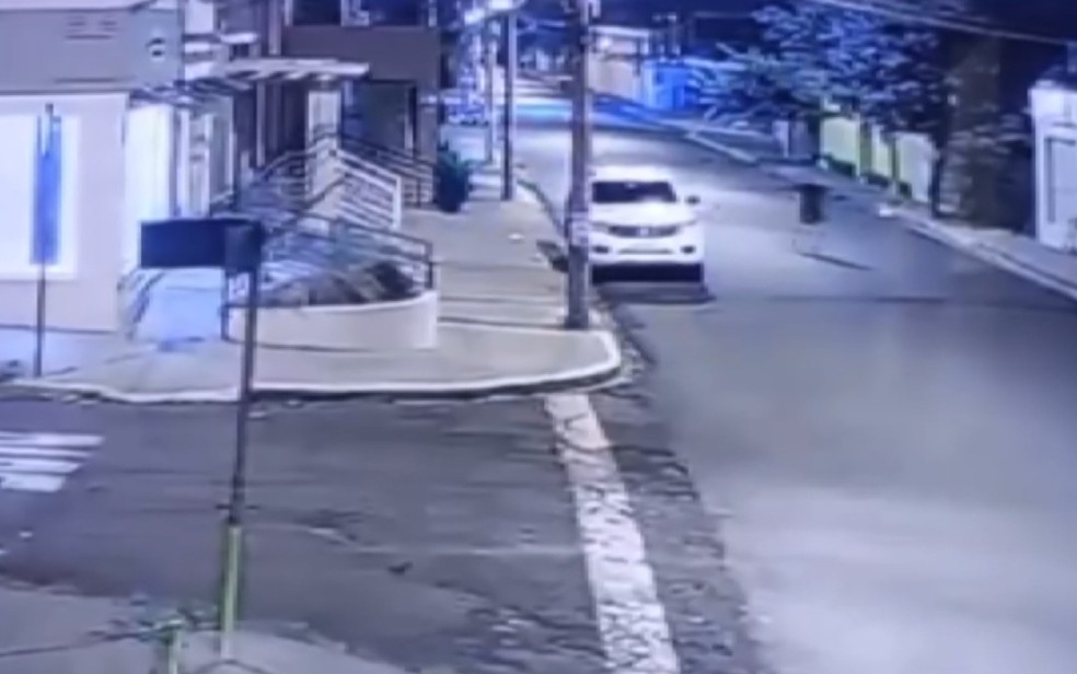 Câmera de segurança mostra vítima correndo em rua de Ribeirão Preto, SP, antes de ser atropelada — Foto: Câmera de segurança