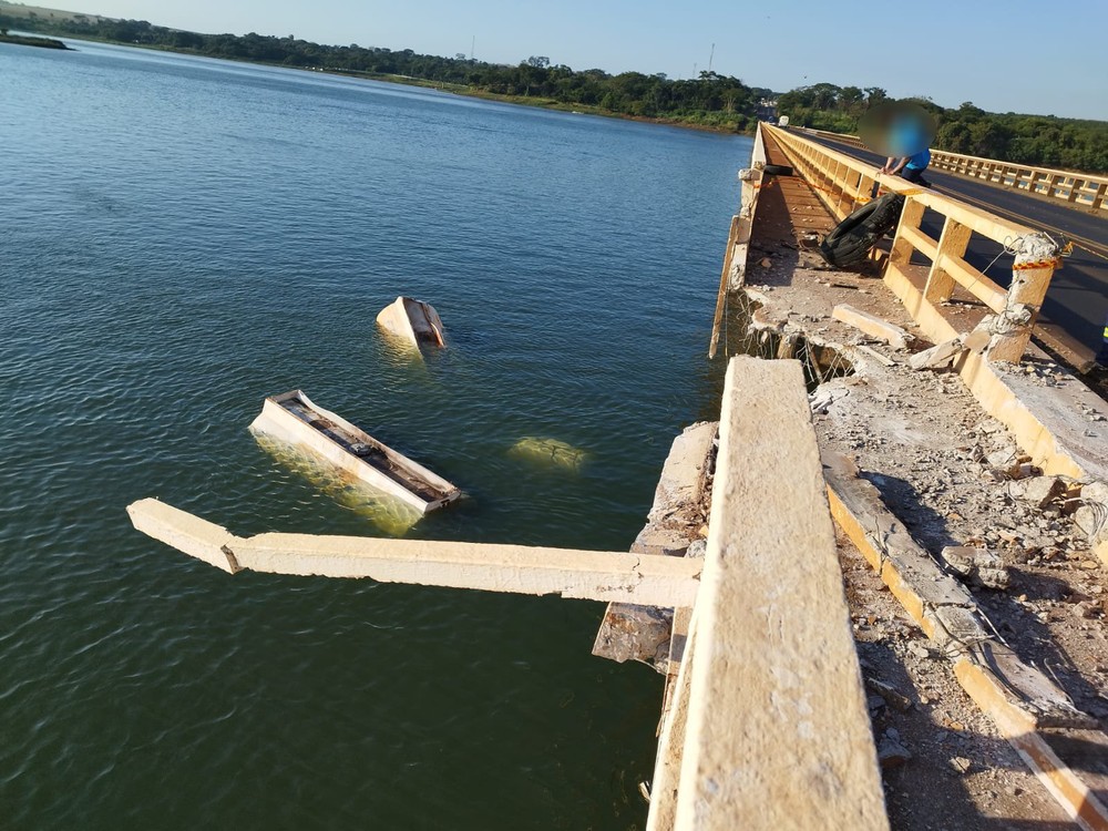 Planura suspende abastecimento de água na cidade após carreta com óleo vegetal cair no Rio Grande