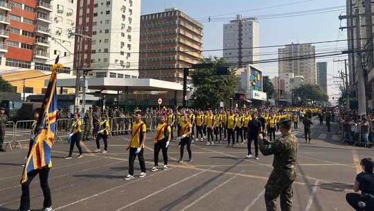 Campo-grandenses se reúnem no centro da capital para desfile do Dia da Independência - Foto: (Vinícius Souza)