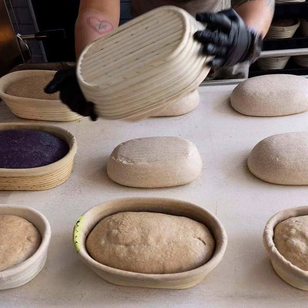 Nem todos têm tempo suficiente para produzir seu próprio pão de fermentação natural. Mas as opções comerciais também podem ser alternativas mais saudáveis ao pão branco. — Foto: Getty Images via BBC