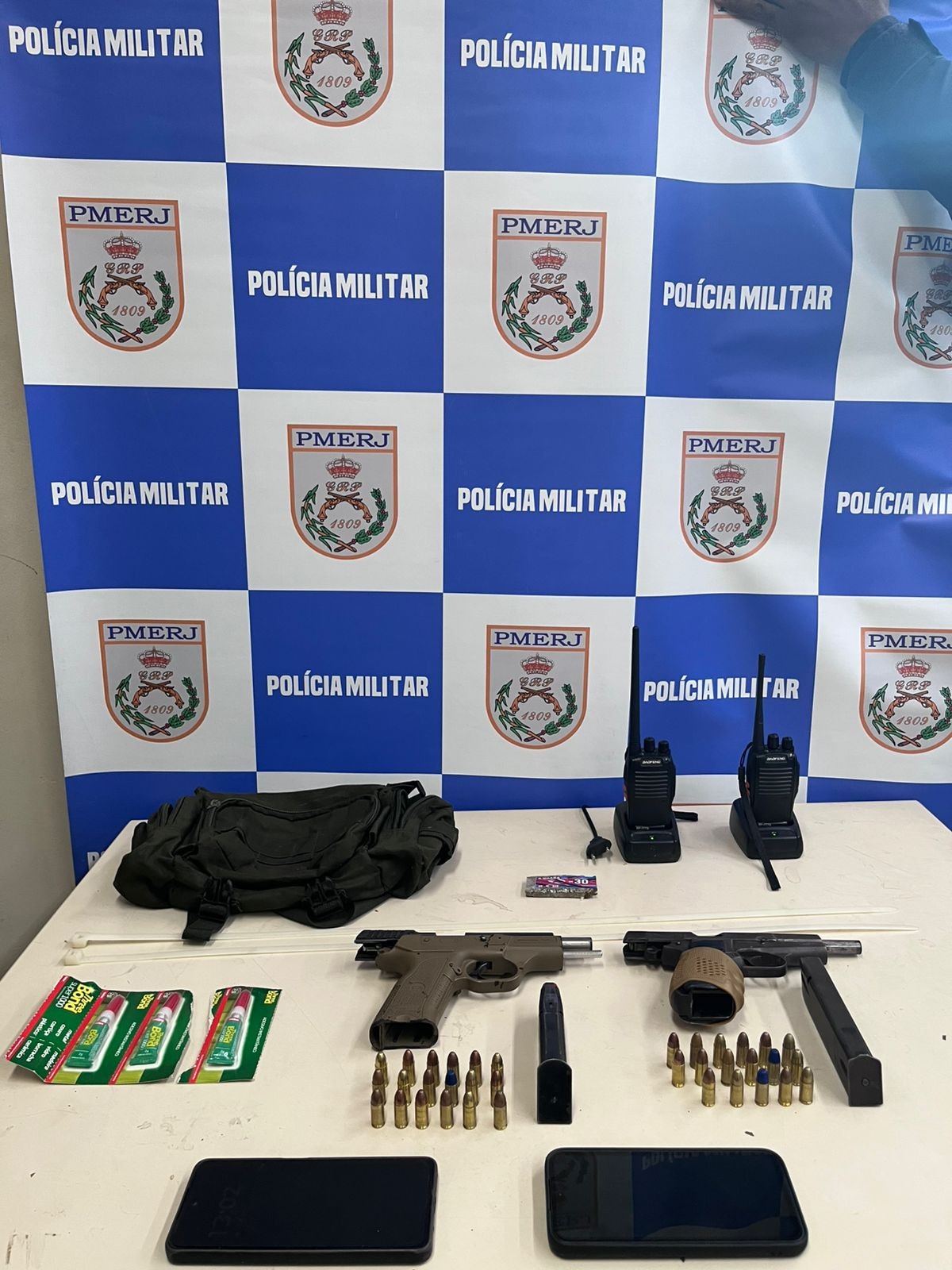 Homem é preso e adolescente apreendido após troca de tiros com a PM em Barra Mansa