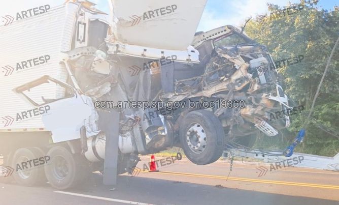 Acidente entre carretas interdita trecho da Rodovia Raposo Tavares em Piraju