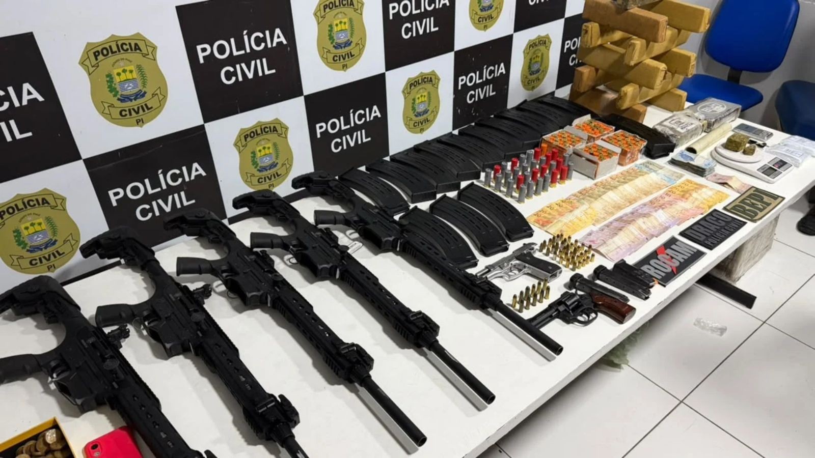 Mulher presa com drogas diz que precisa ver os filhos, PM vai até o local e encontra arsenal em casa no PI