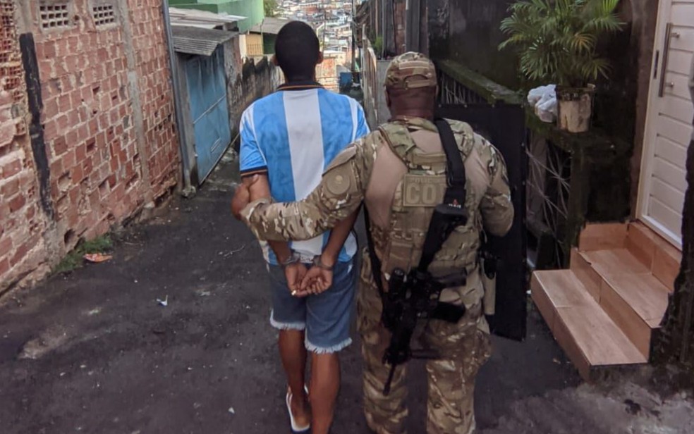 Suspeito de ameaçar de morte e manter filho de seis meses em cárcere privado é preso em Salvador — Foto: Reprodução/TV Bahia