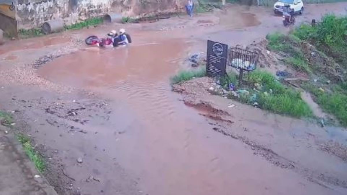VÍDEO: Mulher e criança caem de moto em poça de lama em avenida de Imperatriz no MA 