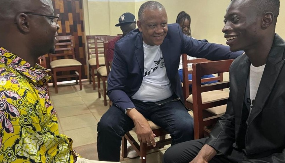 Celso Athayde (centro) com lideranças africanas em Banguí, durante o Fórum Mundial das Favelas no último sábado. — Foto: Reprodução redes sociais