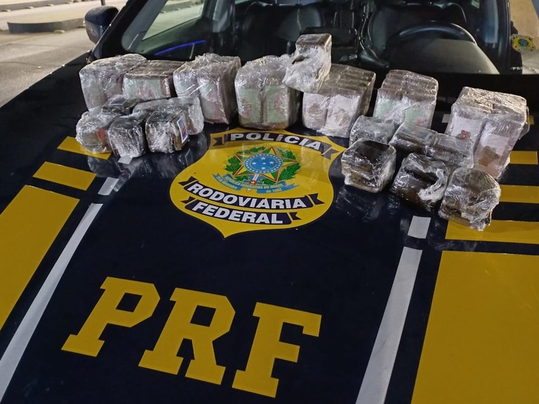 Mulher é presa com 133 tabletes de droga escondidos em porta-malas na Fernão Dias, em Vargem, SP