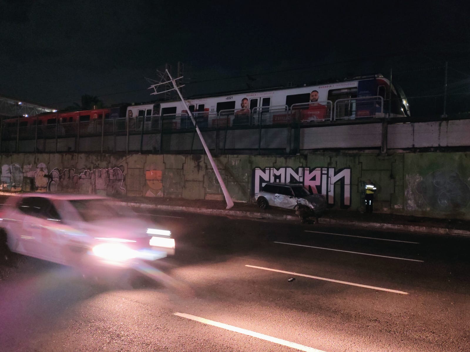 Poste cai sobre via metroviária após acidente em Salvador