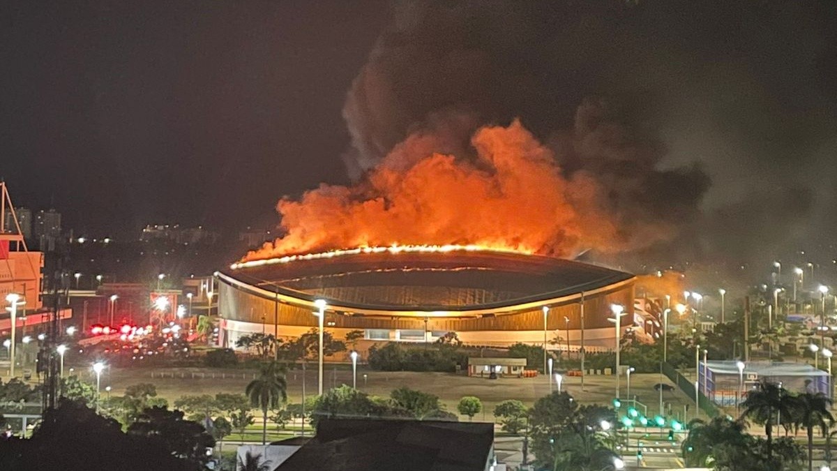 Bombeiros combatem fogo no Velódromo do Parque Olímpico