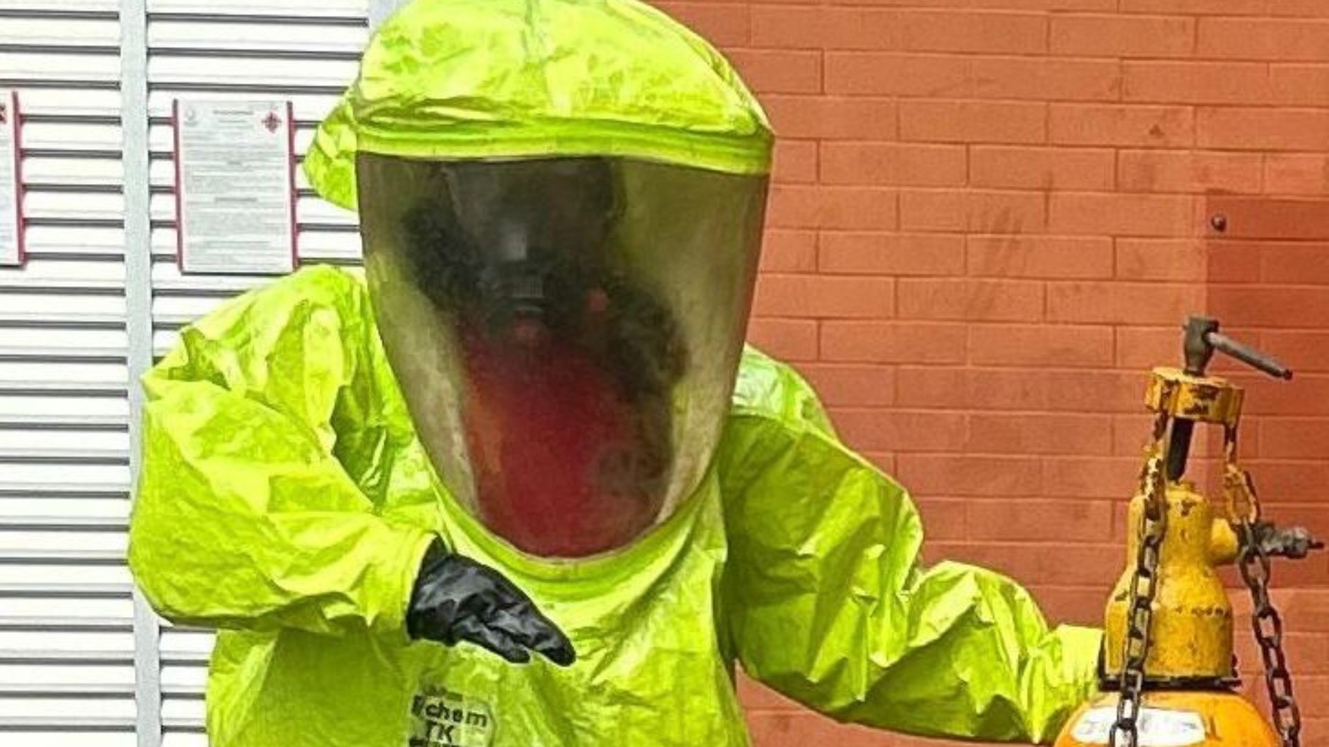 Rompimento de válvula de segurança provoca vazamento de gás cloro em depósito no interior de MG