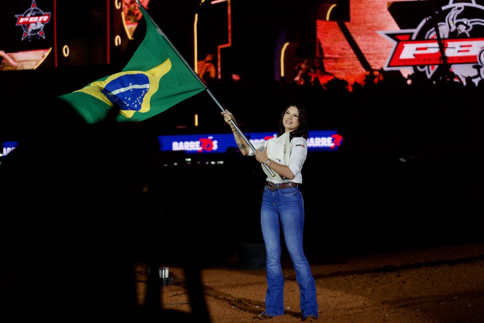 Ana Castela carrega bandeira do Brasil na abertura do rodeio em Barretos — Foto: Ricardo Nasi/g1