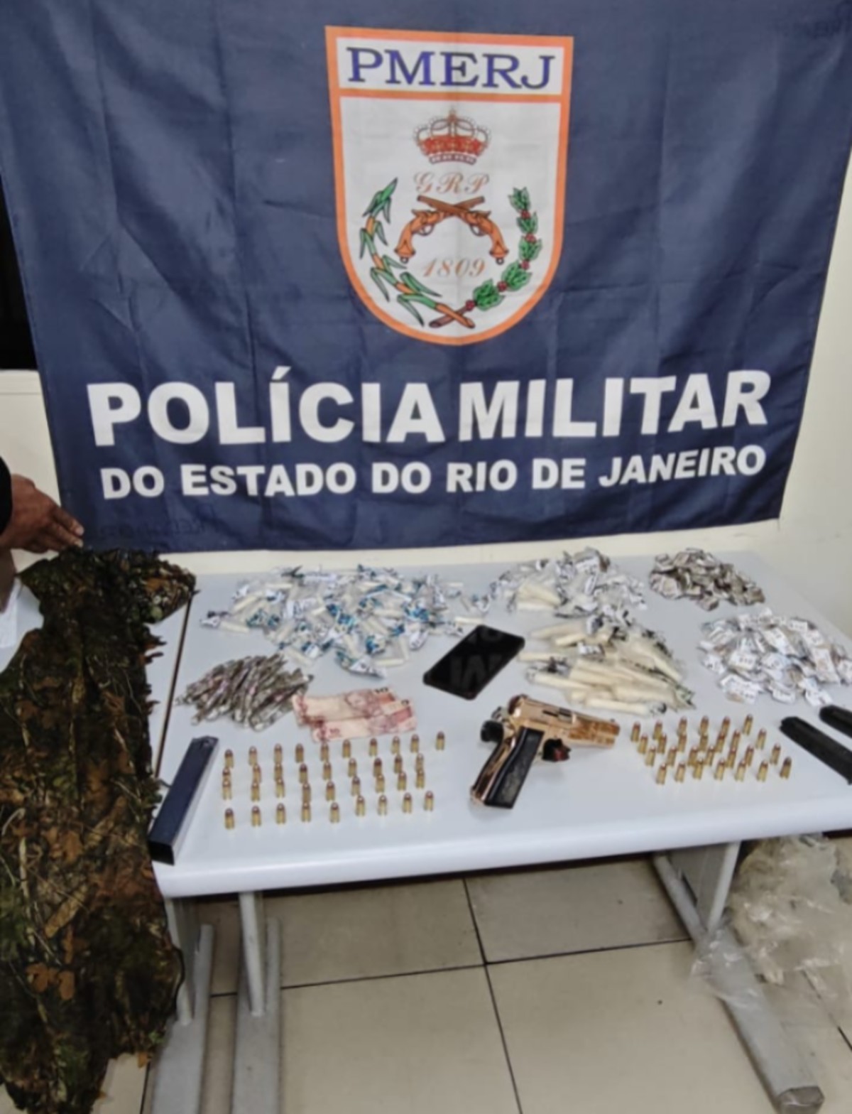 Homem é preso e menor apreendido com pistola e drogas em Três Rios
