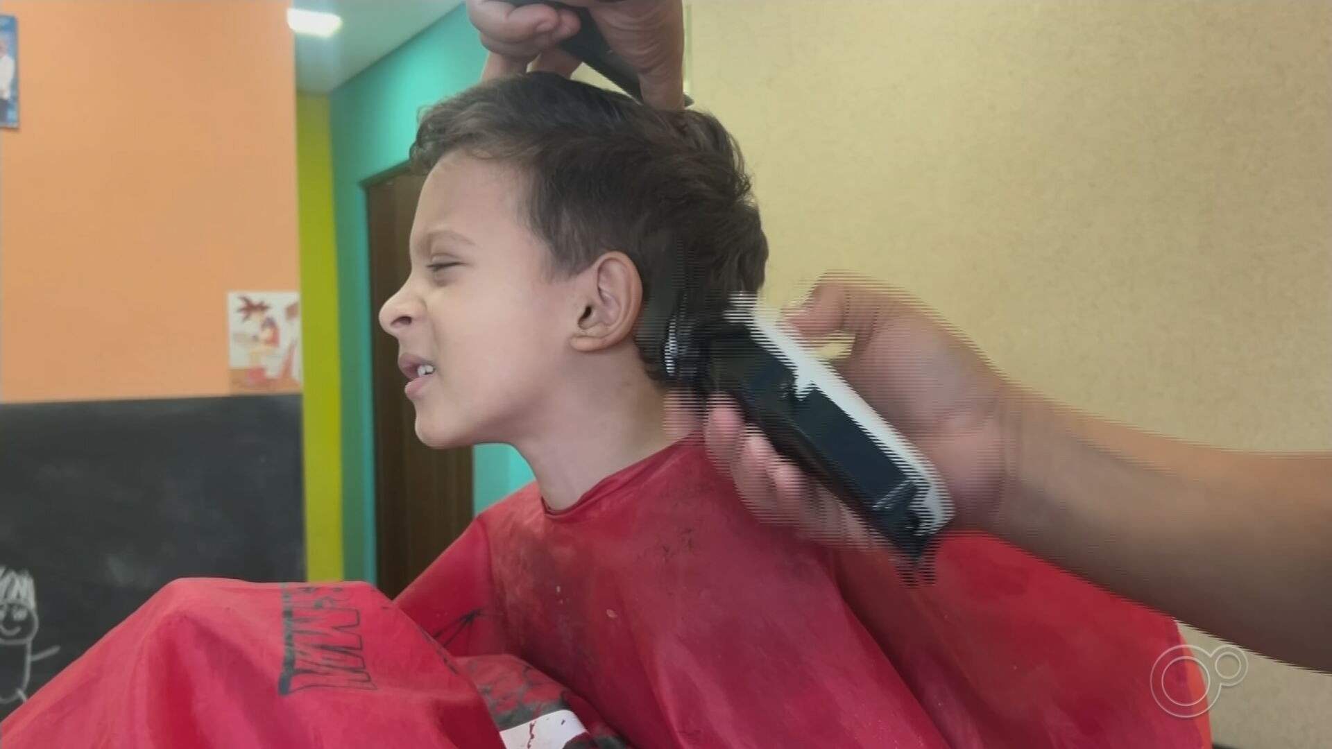 Pai de menino autista, cabeleireiro corta cabelo de crianças com o transtorno de forma gratuita no interior de SP