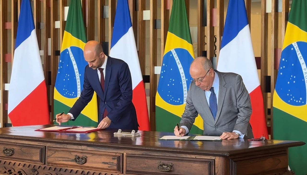 Brasil e França assinam acordo que acaba com exigência de visto para brasileiros na Guiana Francesa