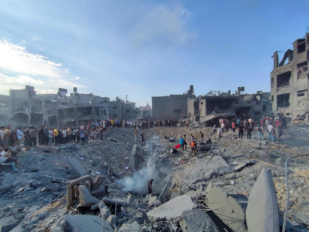 Imagem mostra local de ataque israelense no campo de refugiados de Jabalia, no norte da Faixa de Gaza — Foto: Abed Sabah/Reuters